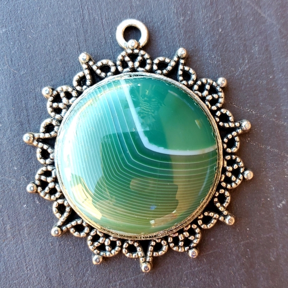 New Green Stripes Agate Metal Pendant. - Picture 12 of 12